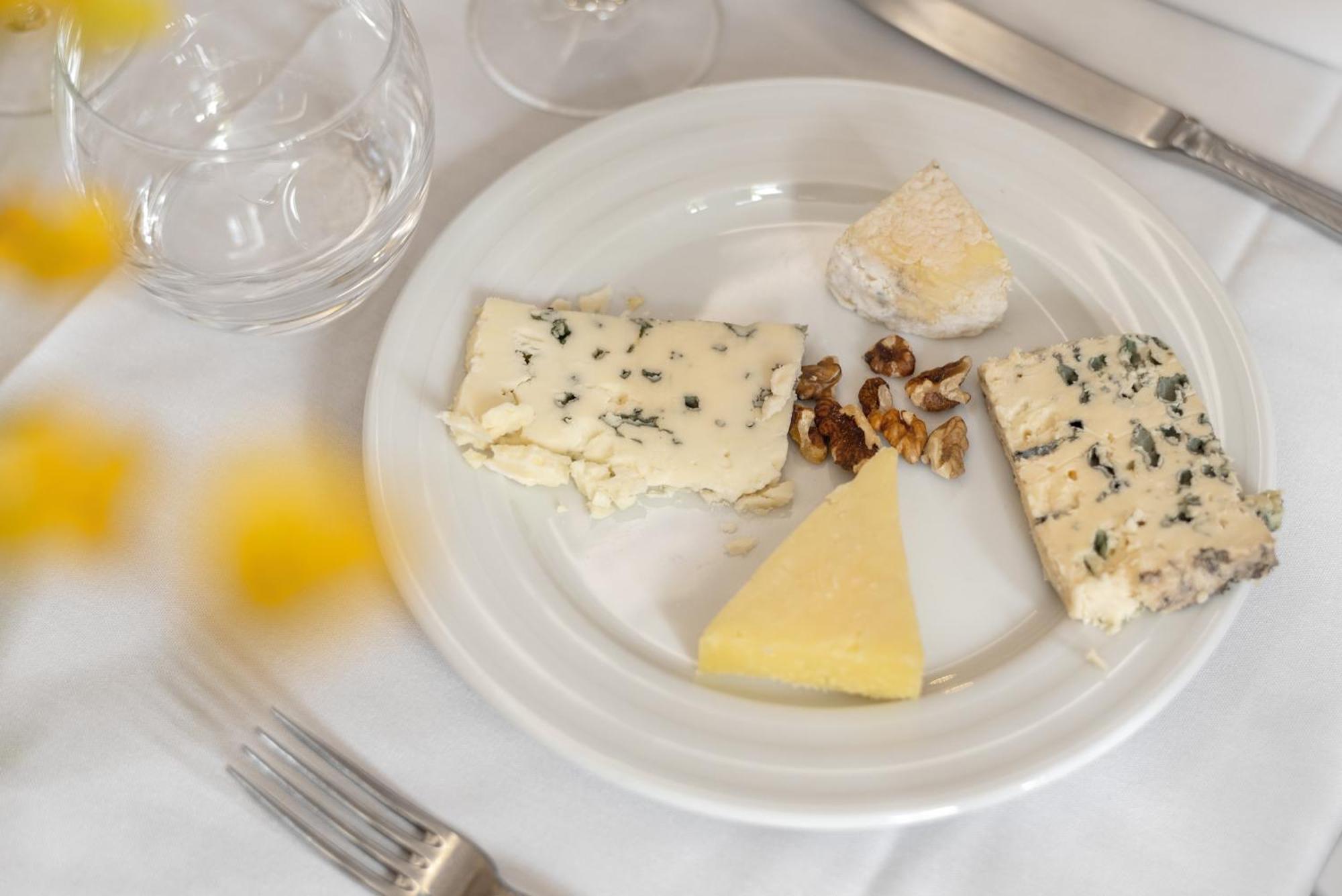 Hotel Restaurant Le Relays Du Chasteau - Logis Hotel Brousse-le-Chateau 外观 照片