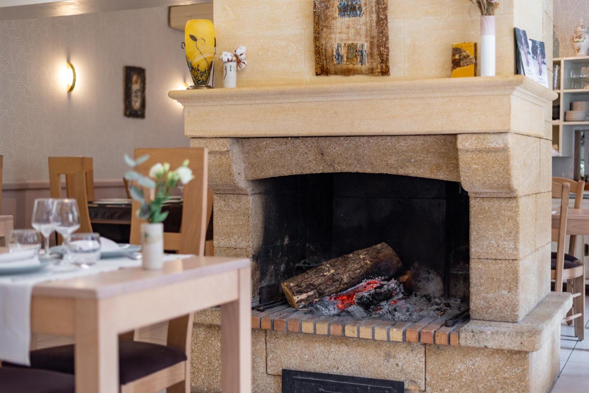 Hotel Restaurant Le Relays Du Chasteau - Logis Hotel Brousse-le-Chateau 外观 照片