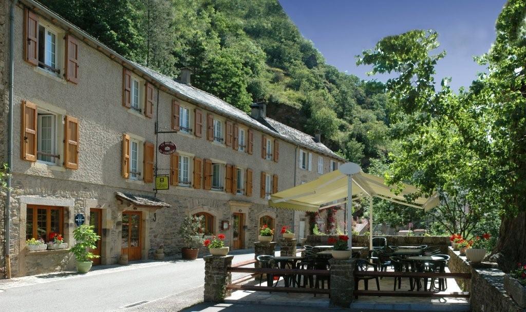 Hotel Restaurant Le Relays Du Chasteau - Logis Hotel Brousse-le-Chateau 外观 照片